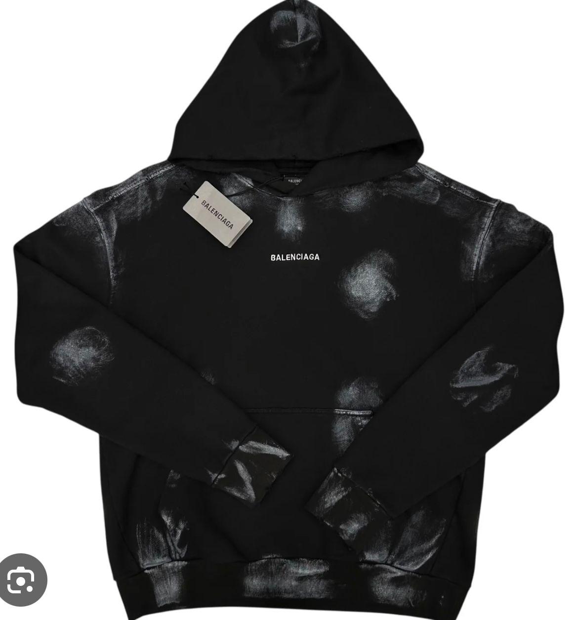 How to Style Oversized Hoodies: Streetwear Edition