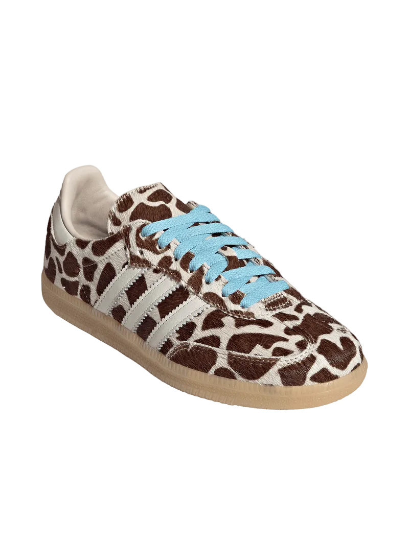 Sneaker with giraffe pattern and blue laces on a white background